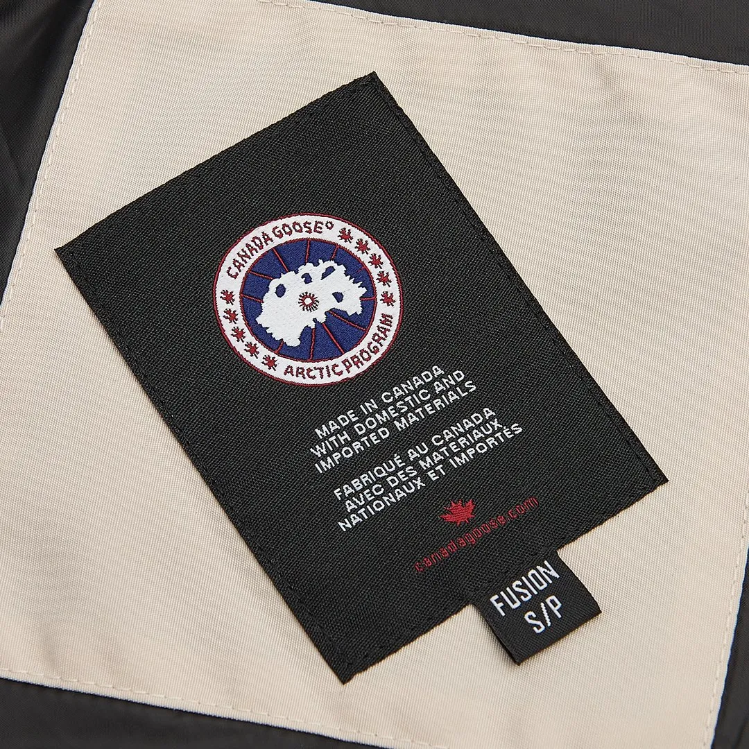 P360 Beige] Canada Goose Canada Goose #Freestyle Crew 4154M men's and women's vest down# ➖ Genuine synchronous anti-counterfeiting chip sensor! ➖ Imported Behringer embroidery machine to customize 10,000-needle embroidery logo! ➖ Imported 21-count polyester-cotton blended original fabric, using Feather-Light 10D waterproof coating fabric, made of 84.5% polyester fiber and 15.5% cotton, 100% the best feel in the entire network! ➖ The genuine official website uses the national standard 80 white duck down, and will never be misled by false claims such as 90 down or goose down! ➖ 100% nylon nylon lining with double double-layer sealing design to prevent velvet from running away. Top-grade polar fleece is used in the collar and pockets to keep warm and comfortable! ➖ Yoshida YKK provides original custom-made electroplated sliders. YKK two-way lockable zippers are tight and smooth and will not peel off paint! ➖ 3M composite original Velcro is durable, and all accessories and hardware are disassembled and customized! ⛔No slander, no exaggeration, no need for too much copywriting, because it is focused, it is professional!  SIZE: XS S M L XL XXL